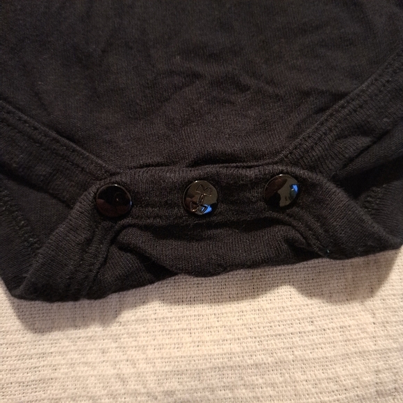 Under Armour boys 6-9 months black body suit, snaps on the shoulder and bottom, - Picture 5 of 5